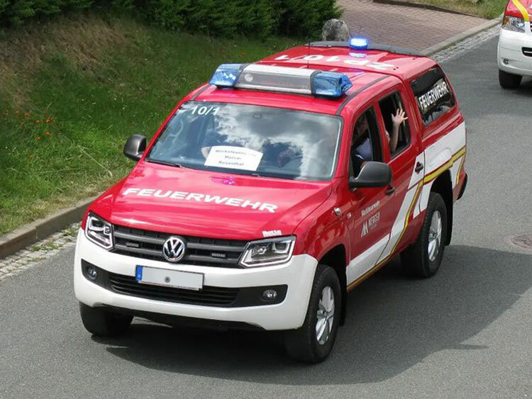 Fahrzeug VW Amarok mit Blaulichtbalken, Frontblitzern und Heckkennleuchte, seitlich, Fahrerseite von oben