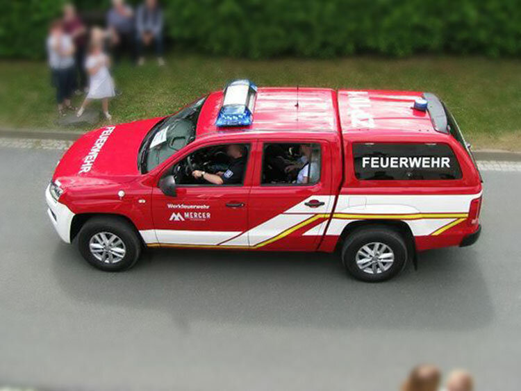 Fahrzeug VW Amarok mit Blaulichtbalken und Heckkennleuchte, Ansicht seitlich, Fahrerseite