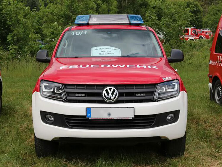 Fahrzeug VW Amarok mit Blaulichtbalken und Frontblitzern, frontal