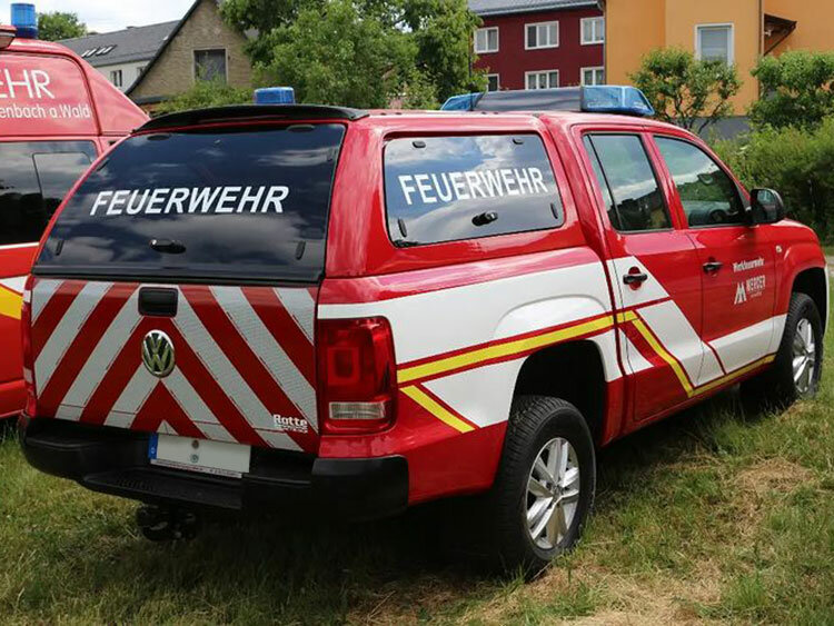 Fahrzeug VW Amarok mit Blaulichtbalken und Heckkennleuchte, Heckansicht seitlich, Beifahrerseite