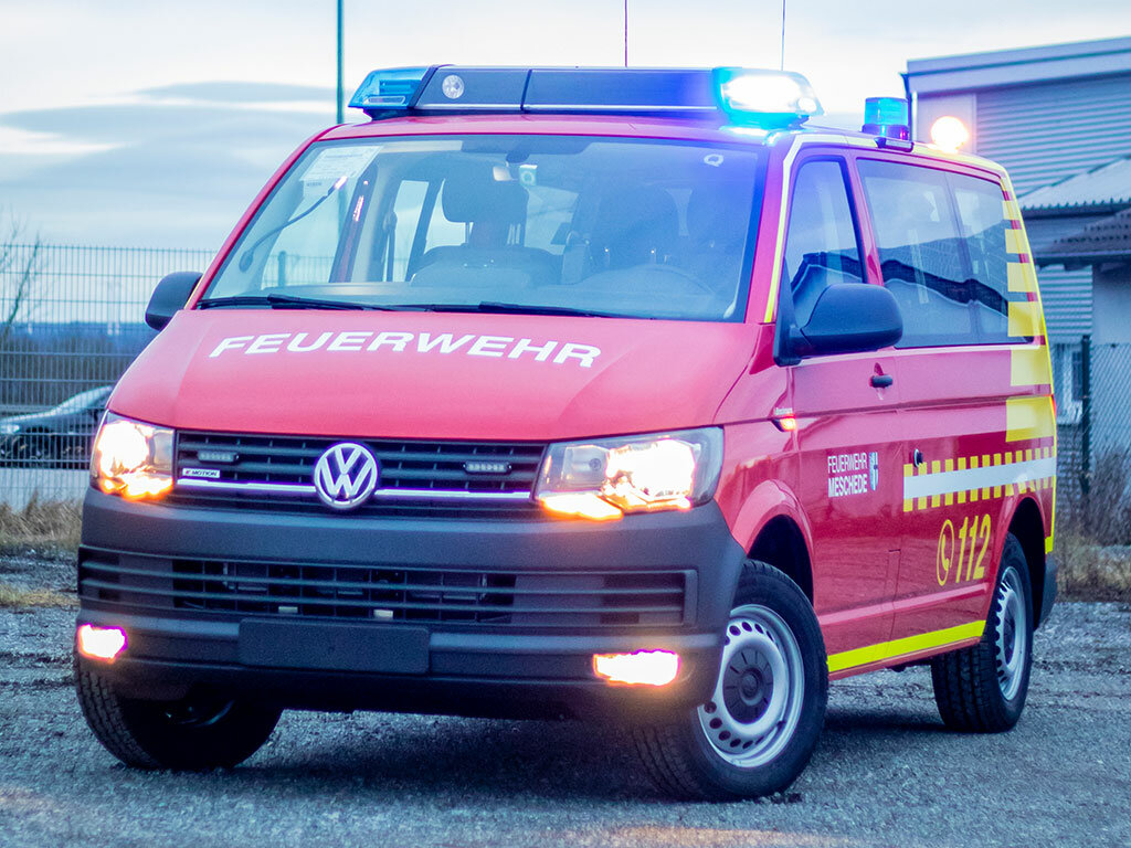 VW T6 der Feuerwehr Meschede mit Heckkennleuchte, Frontblitzern, Blaulichtbalken