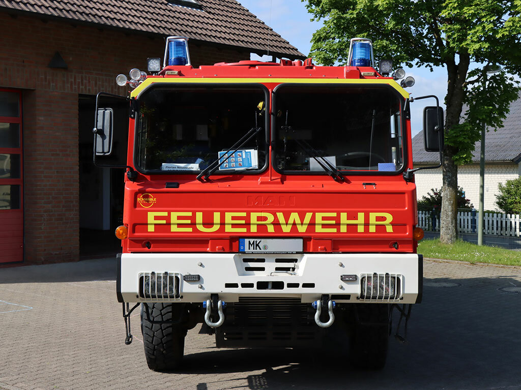 Tanklöschfahrzeug mit 2 Kennleuchten und Frontblitzern, frontal