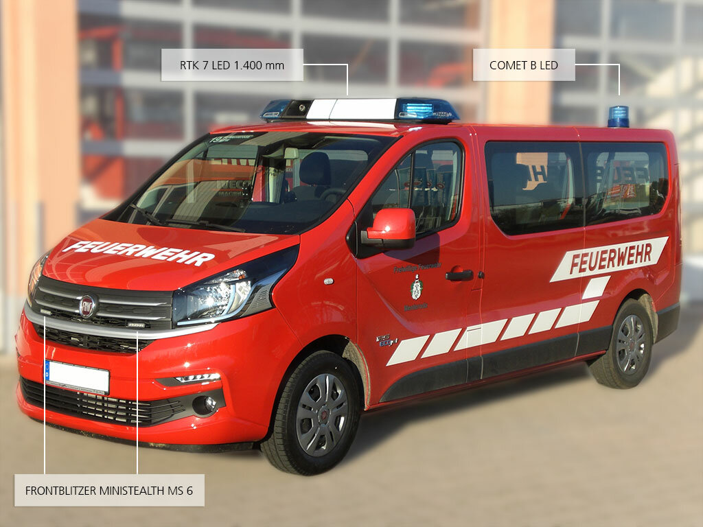 Fiat Talento mit Blaulichtbalken, Heckkennleuchte und Frontblitzern, Produkte mit Beschriftung