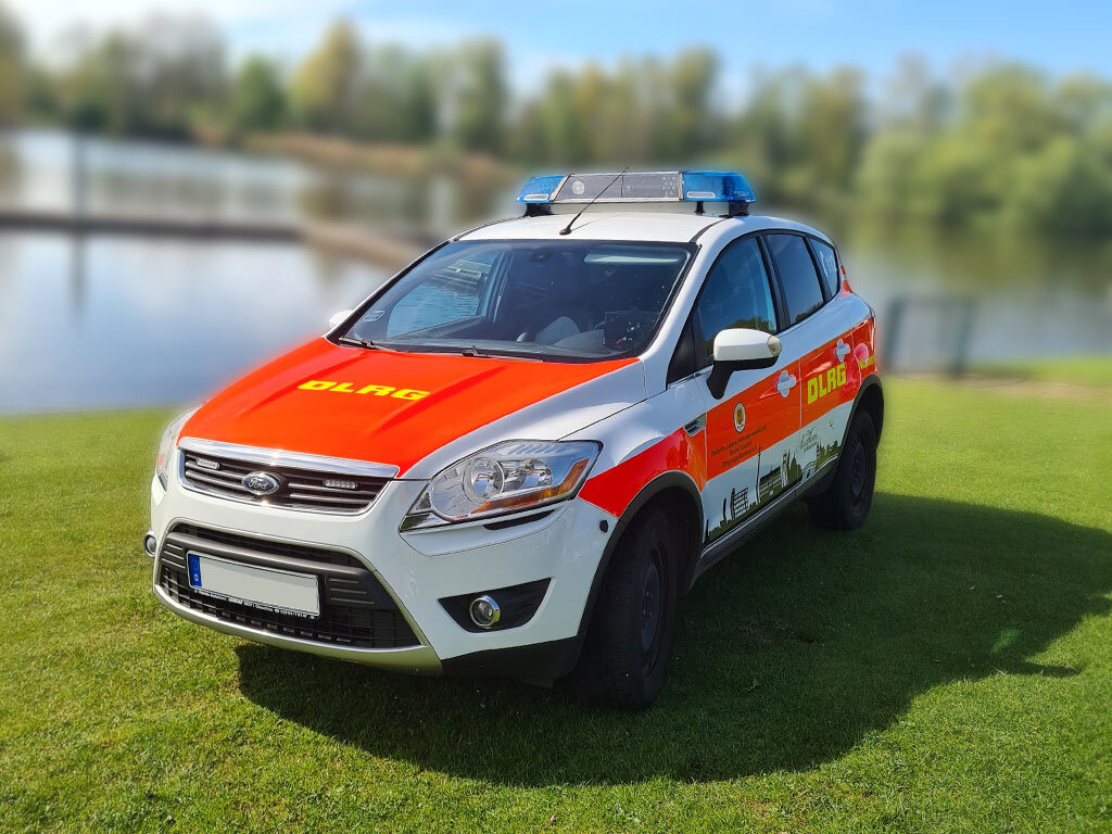 Ford Kuga mit Frontblitzern und Blaulichtbalken RTK 7