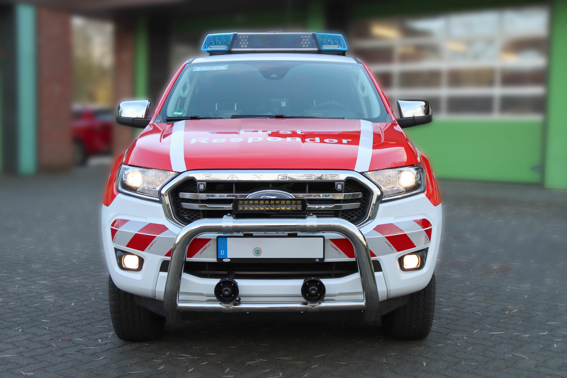 Ford Ranger mit Dachbalken und Frontblitzern - frontal