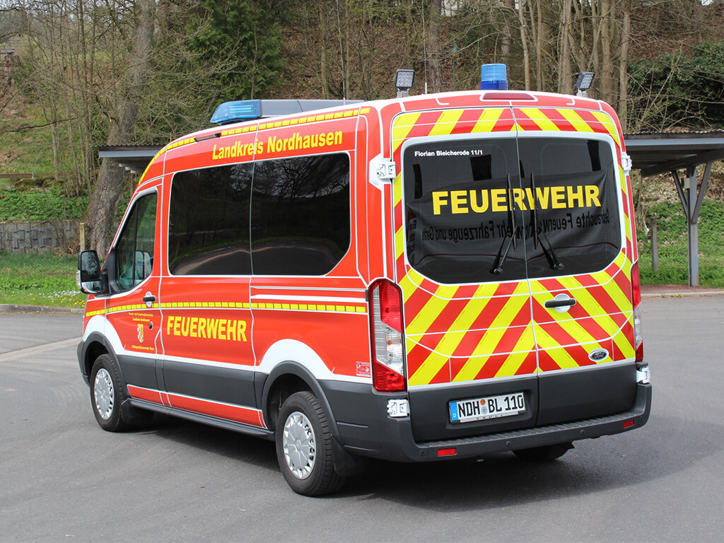 Fahrzeug Ford Transit mit Blaulichtbalken RTK 7 und Heckkennleuchte, Heckansicht