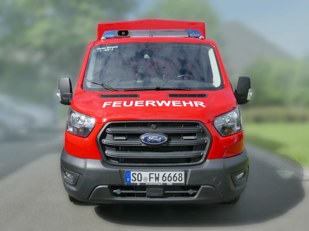 Ford Transit mit Blaulichtbalken und Frontblitzern, frontal