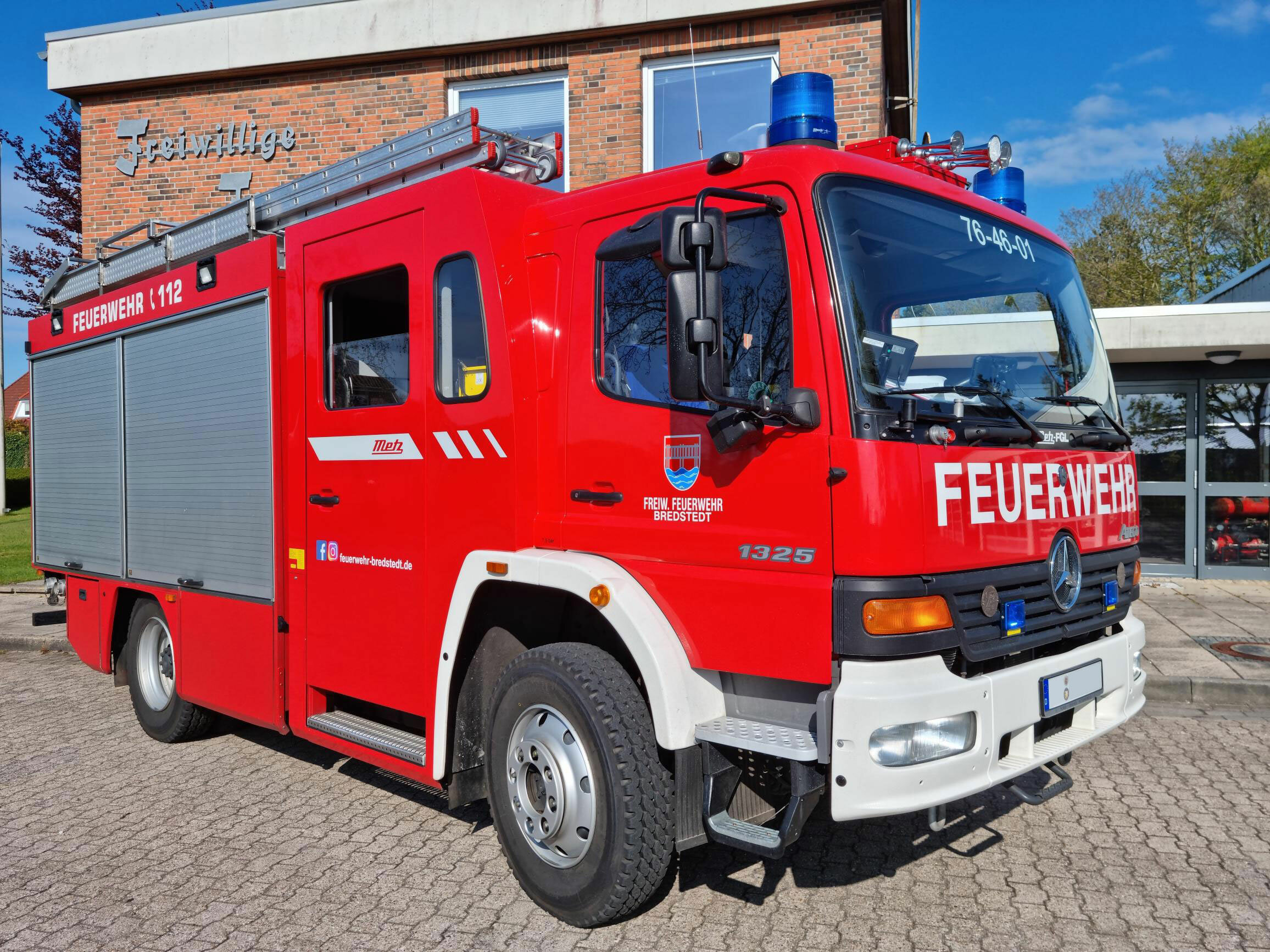 Löschfahrzeug mit 2 Kennleuchten, Frontblitzern und Martin-Horn-Anlage, seitlich, Beifahrerseite