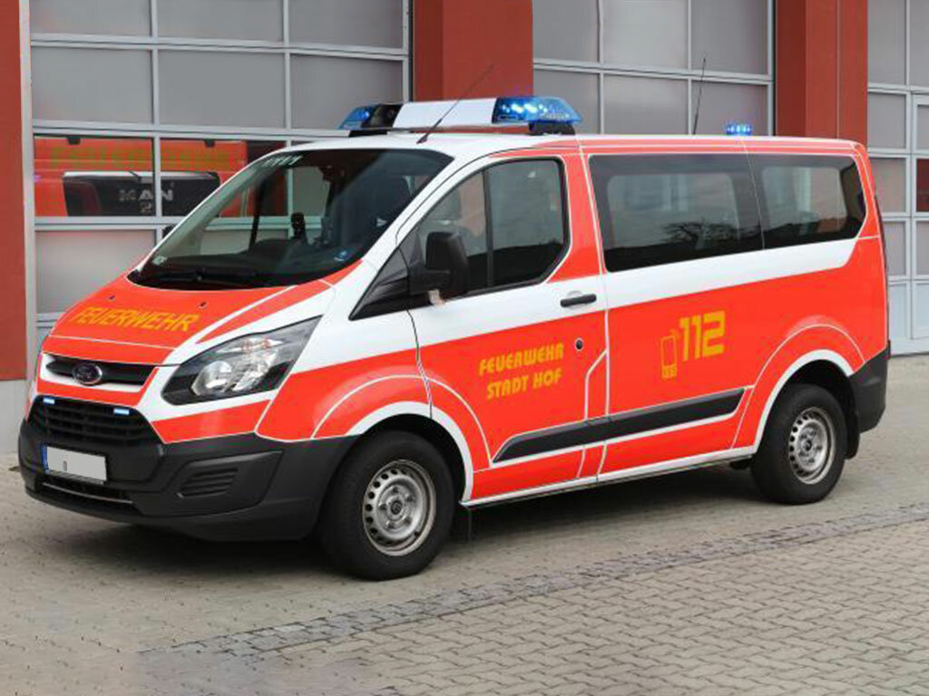 Mehrzweckfahrzeug der Feuerwehr Stadt Hof mit Blaulichtbalken RTK 7, Frontblitzern und Heckkennleuchte