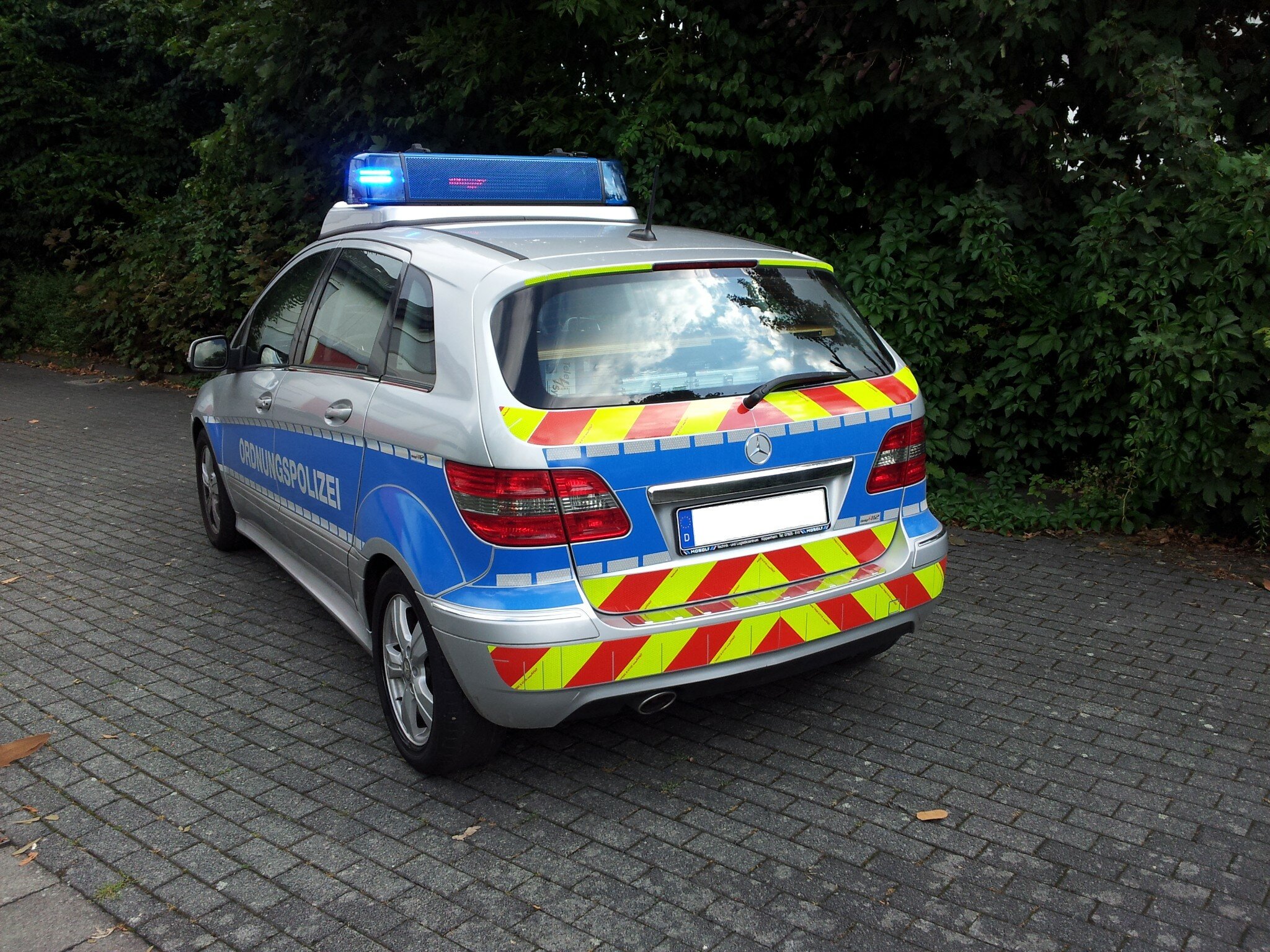 Mercedes Benz B-Klasse mit Blaulichtbalken und Frontblitzern, Heckansicht