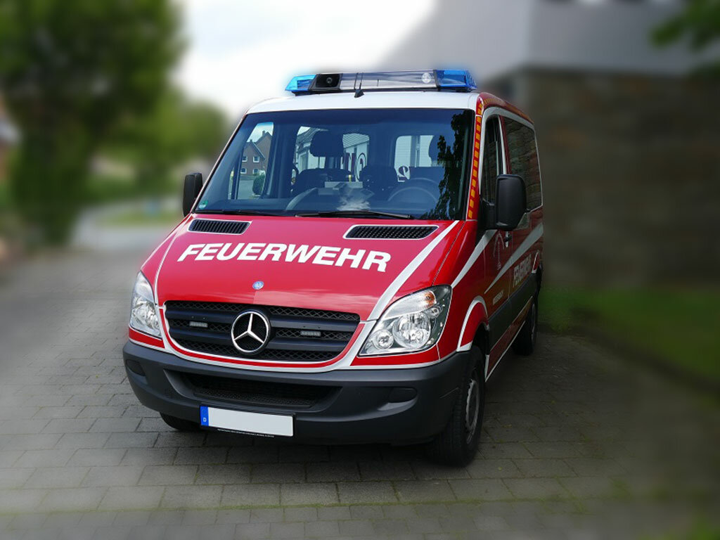 Mercedes Benz Sprinter mit RTK 7 Blaulichtbalken und Frontblitzern