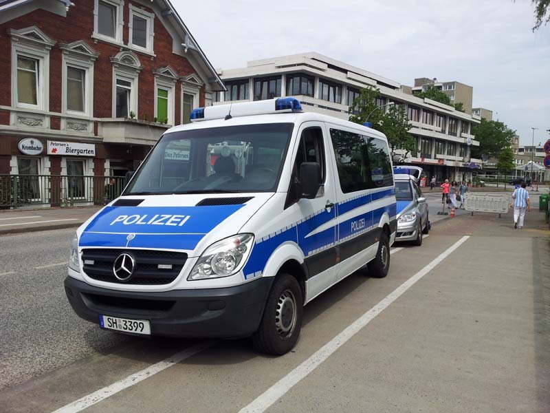 Ausstattung Mercedes Benz Sprinter mit Blaulichtbalken und Frontblitzern für Filmaufnahmen