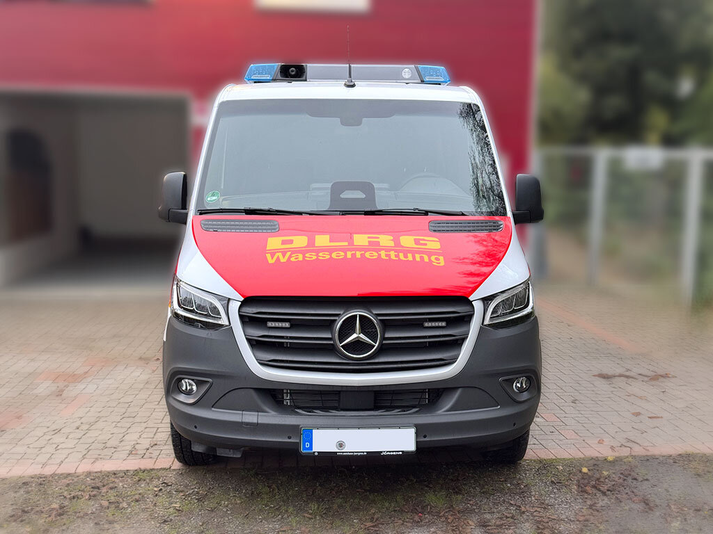 Mercedes Benz Sprinter mit Blaulichtbalken und Frontblitzern, frontal