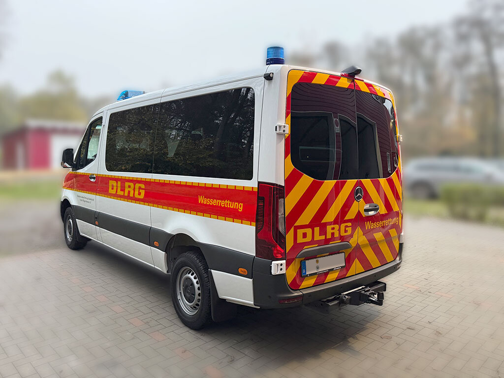 Mercedes Benz Sprinter mit Blaulichtbalken und 3. Kennleuchte, hinten