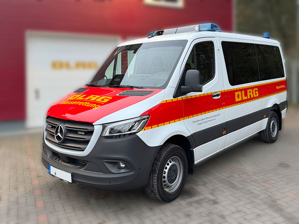 Mercedes Benz Sprinter mit Blaulichtbalken, Frontblitzern und 3. Kennleuchte, seitlich 2