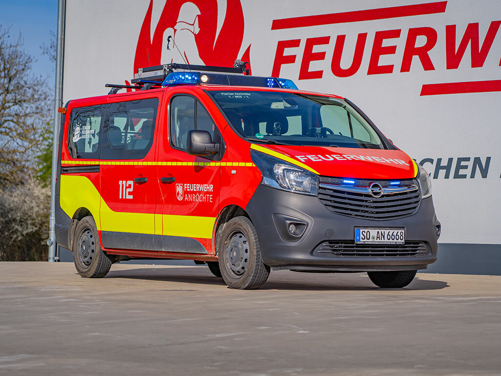 Opel Vivaro mit Blaulichtbalken und Frontblitzern, seitlich frontal