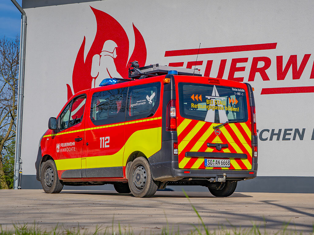 Opel Vivaro mit Blaulichtbalken, Heckansicht