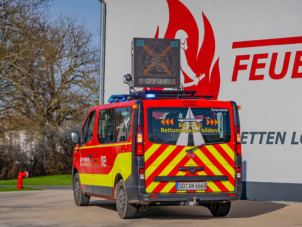 Opel Vivaro mit Blaulichtbalken, Heckansicht mit aufgestellter Warntafel