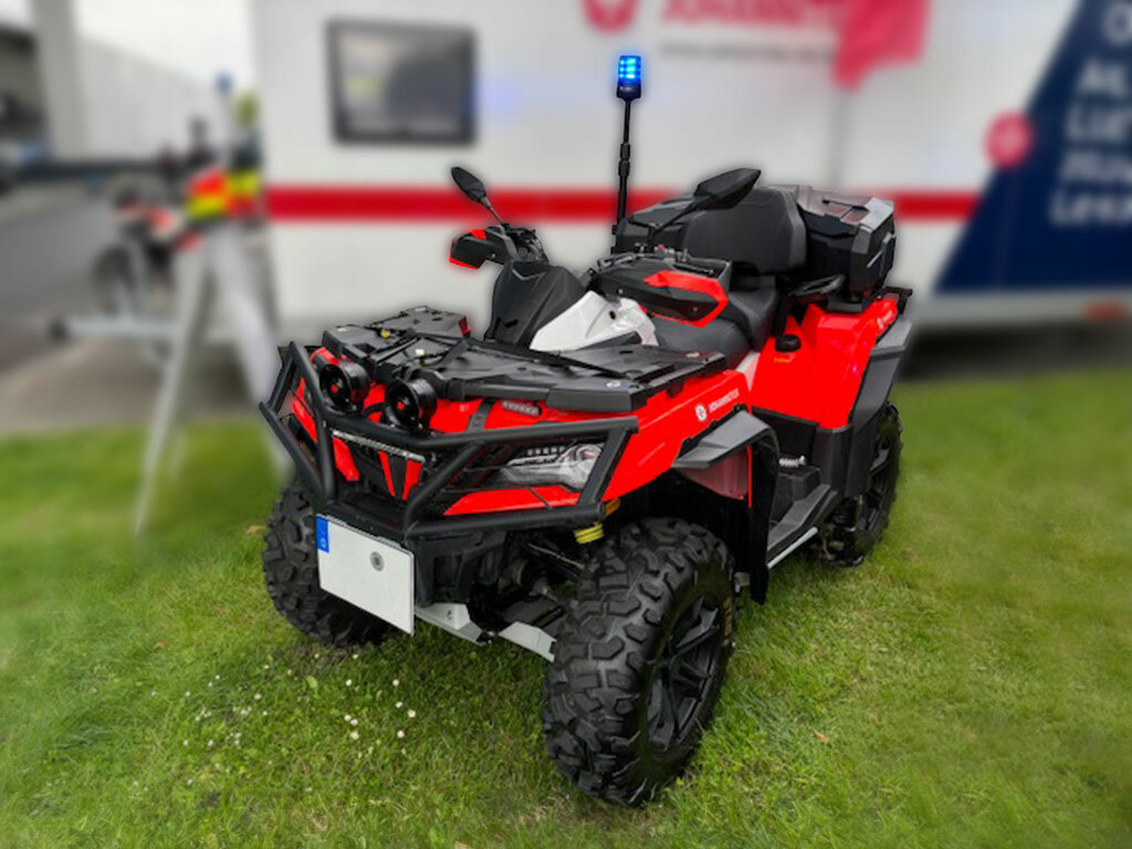 Quad mit Frontblitzern und Heckkennleuchte auf Stativ