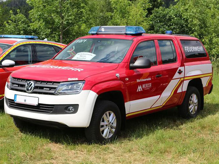 VW Amarok der Feuerwehr mit RTK 7 Blaulichtbalken, Frontblitzern und 3. Kennleuchte