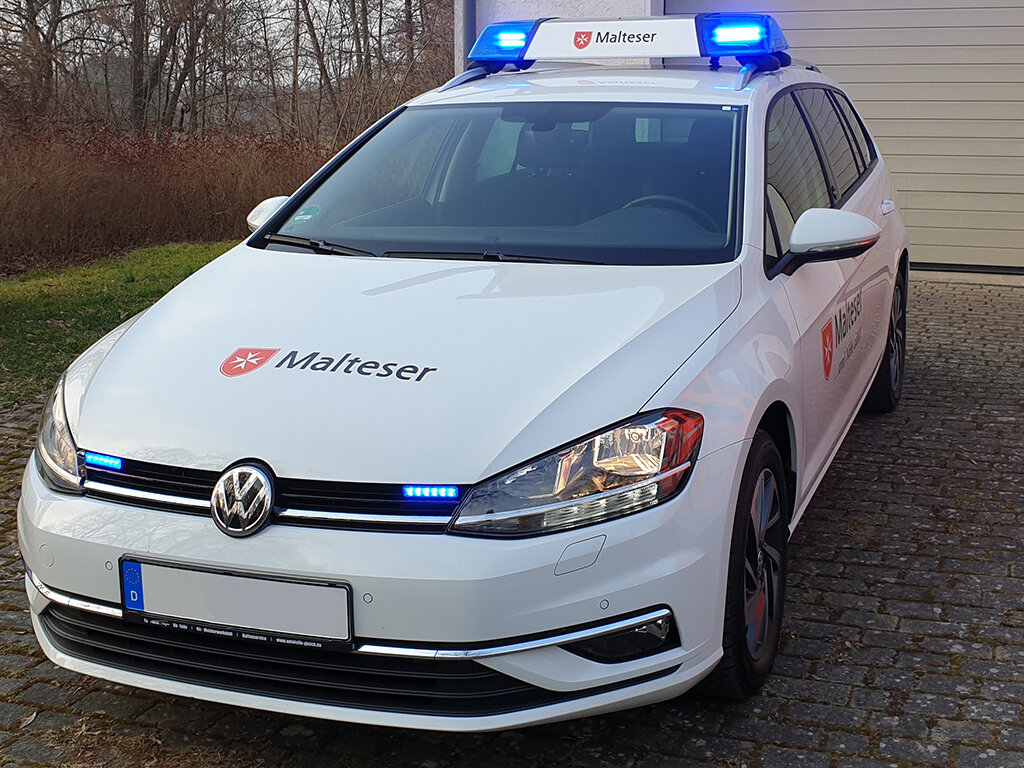 VW Golf 7 Variant der Malteser mit RTK 7 Blaulichtbalken