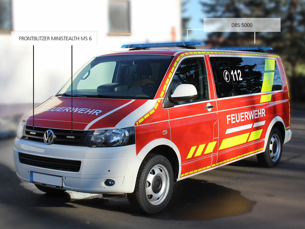 VW T5 mit Doppelbalkenanlage und Frontblitzern, Frontansicht mit Beschriftung der Produkte
