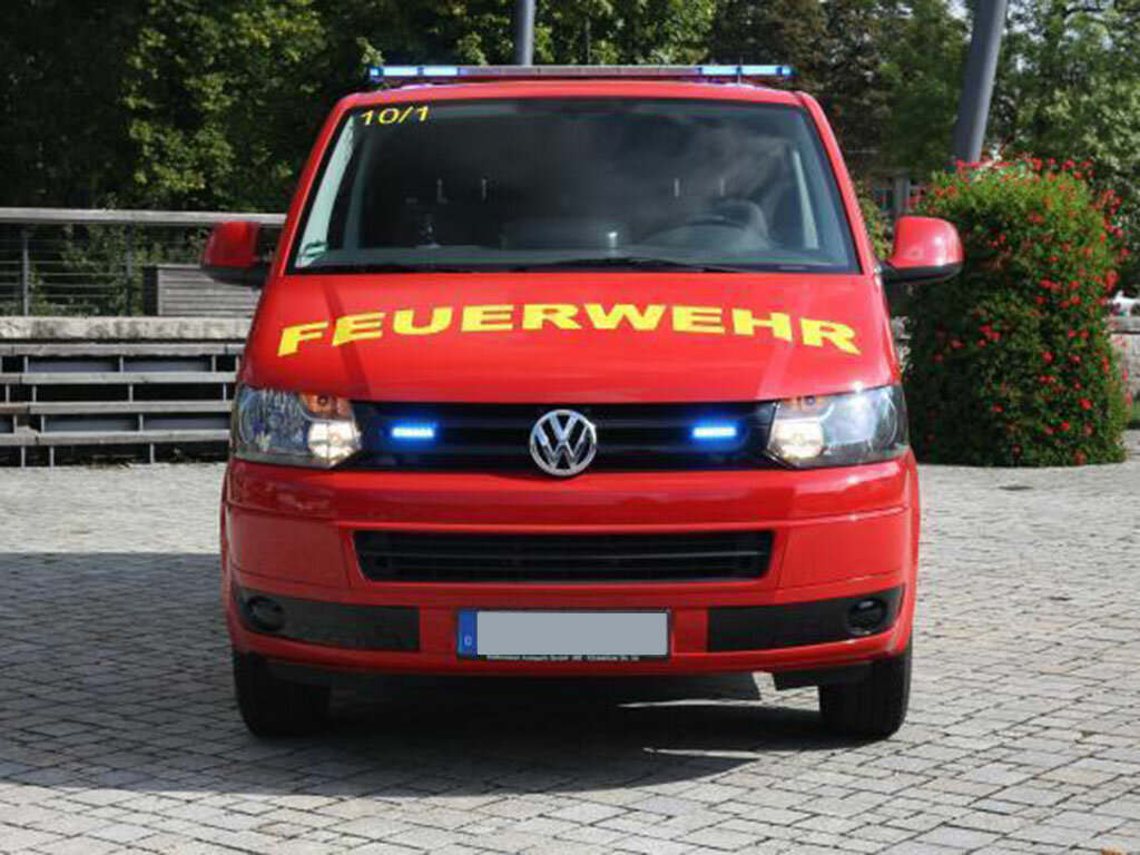 Fahrzeug VW T5 mit Blaulichtbalken, Frontblitzern, frontal