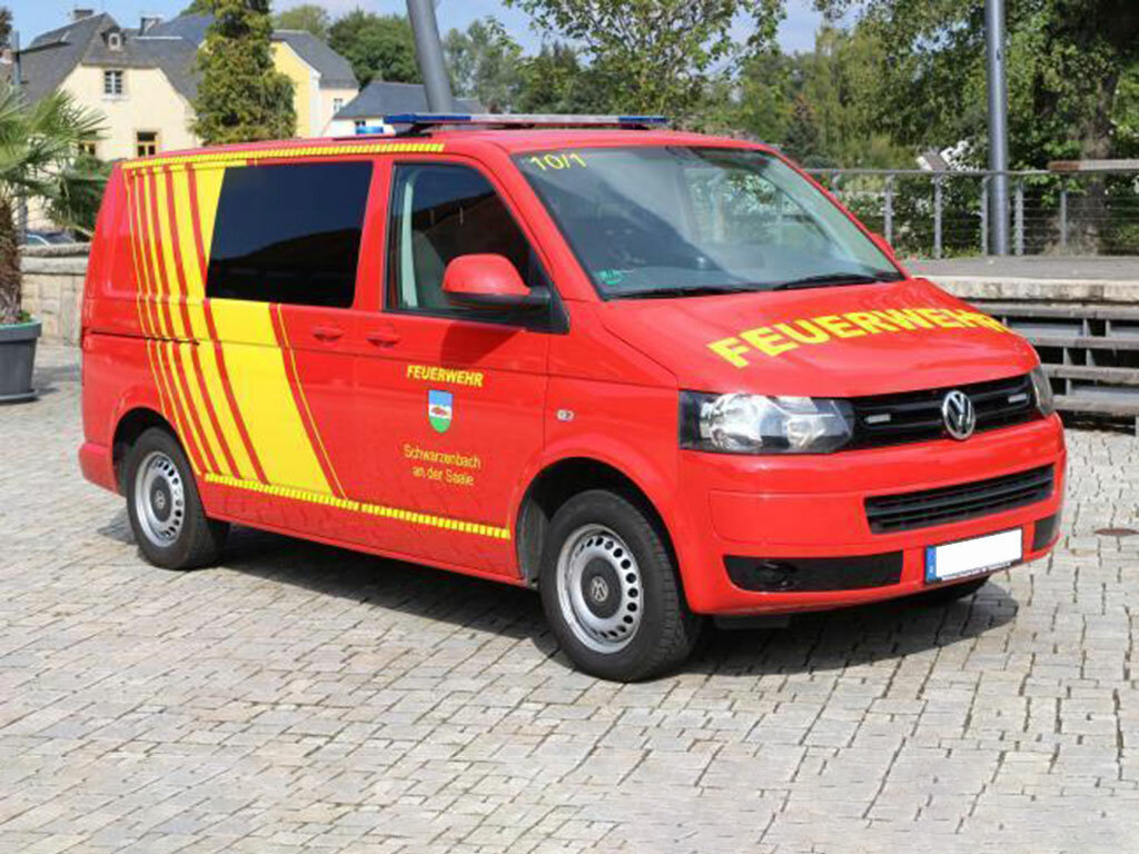 Fahrzeug VW T5 mit Blaulichtbalken, Frontblitzern und Heckkennleuchte, seitlich, Beifahrerseite