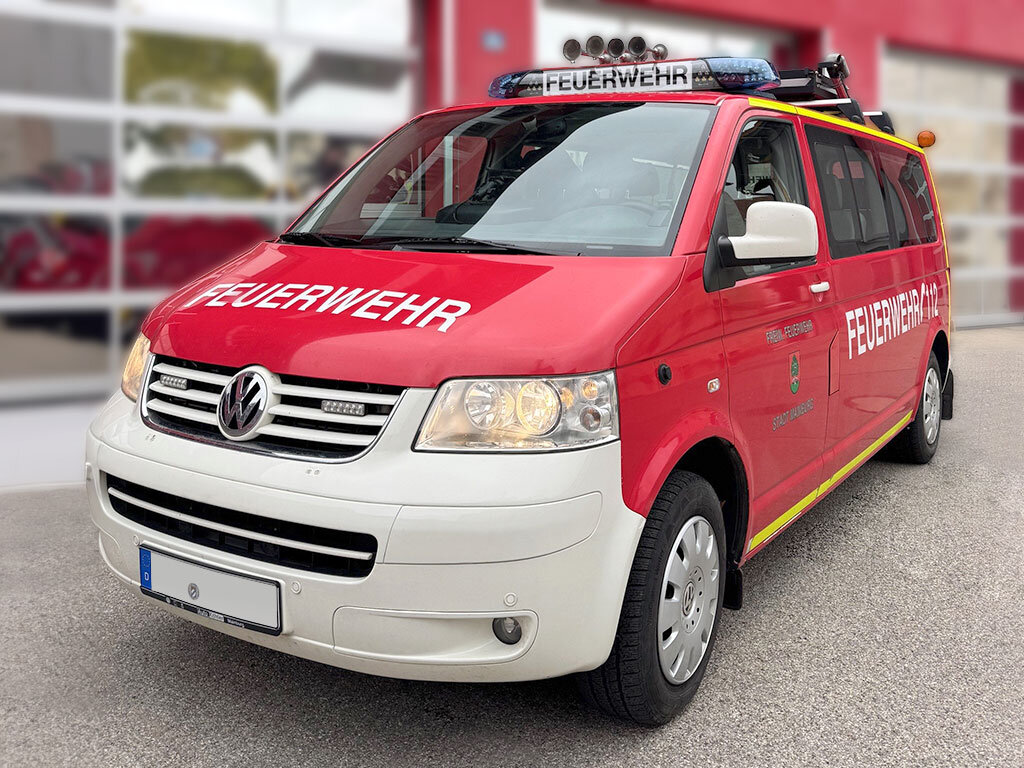 VW T5 der Feuerwehr Stadt Mainburg mit Blaulichtbalken