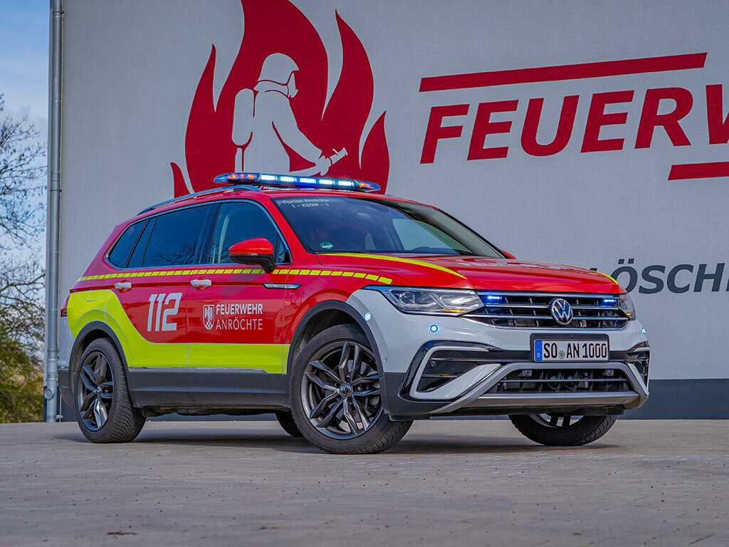 VW Tiguan der Feuerwehr Anröchte mit Blaulichtbalken und Frontblitzern