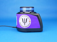 Mobile Warnanlage mit blauer Kennleuchte und violetter Beklebung, darauf ist das Logo des PSNV abgebildet, seitliche Ansicht