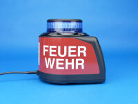 Mobile Warnanlage mit blauer Kennleuchte und roter Beklebung, darauf steht in weißer Schrift FEUERWEHR, seitliche Ansicht