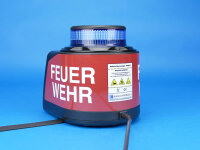 Mobile Warnanlage mit blauer Kennleuchte und roter Beklebung, darauf steht in weißer Schrift FEUERWEHR, Ansicht schräg von hinten