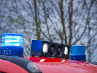 Modulares Dachlagerungssystem, Ausführung: schwarz mit 2 Lautsprechern und 2 Scheinwerfern, verbaut auf IVECO, Scheinwerfer eingeschaltet