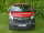 Fahrzeug Opel Vivaro mit Lichtbalken Trident und Frontblitzern, frontal