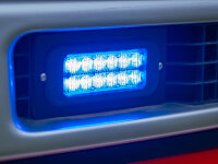 Verbaubeispiel 2, Frontblitzer Detail, umgebaut am Fahrzeug, eingeschaltet, blaue Lichtfarbe